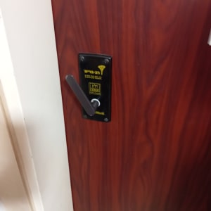 ידית ודלת עם מנעול בריח