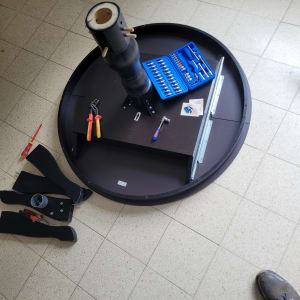 כלי עבודה להרכבה על רצפה, כולל מברגים ומקדחה