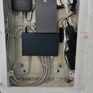 ארון תקשורת עם כבלים וציוד רשת