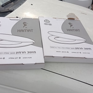 שני אריזות מושב אסלה על מכונית