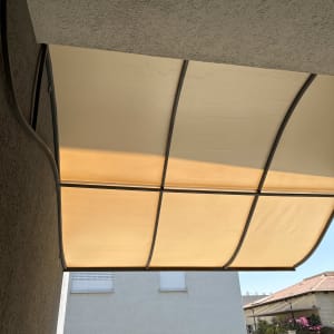 סוכך חיצוני על קיר בניין עם שמיים בהירים