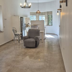 קיר צבוע בלבן עם תאורה תלויה