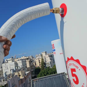 חיבור צינור לדוד שמש על גג