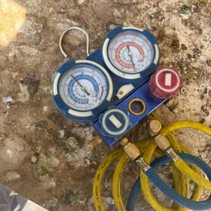מד לחץ עם צינורות על משטח אבן