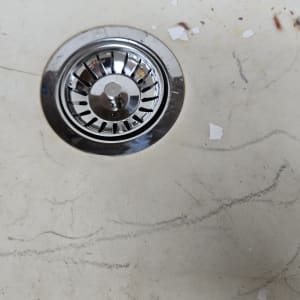 כיור עם ניקוז מתכת ולכלוך קל