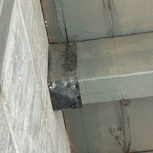 קורות עץ מחוברות עם תושבות מתכת בפינה