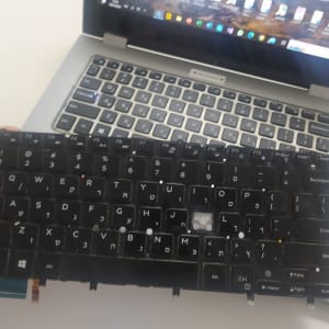 מקלדת מחשב נייד מנותקת מול מחשב נייד פתוח