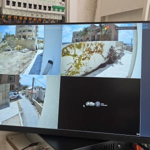 מסך עם תצוגת מצלמות אבטחה על קיר