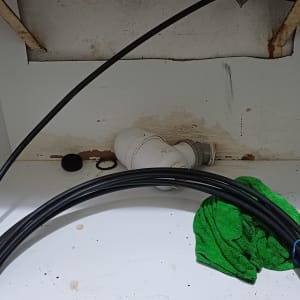 צינור מתחת לכיור עם חיבורי אינסטלציה