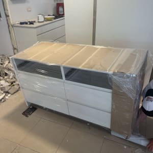 ארון עטוף בניילון במטבח במהלך מעבר דירה
