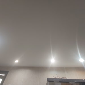 תקרה עם תאורה שקועה וגבס חלק