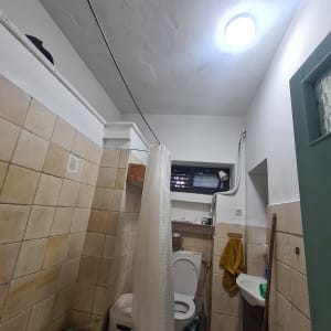 חדר אמבטיה עם אריחים ותקרה צבועה