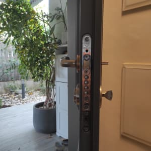 מנעול דלת עם ידית מתכת