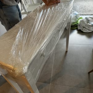 שולחן עטוף בניילון נצמד למעבר דירה