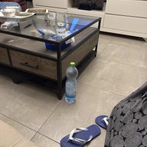 שולחן זכוכית עם חפצים בסלון ביתי
