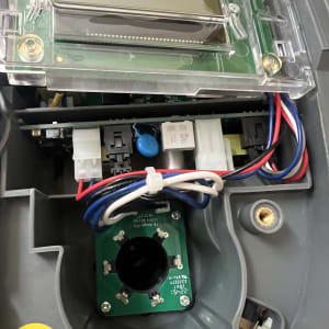 חלקים אלקטרוניים עם חוטים צבעוניים ומחברים