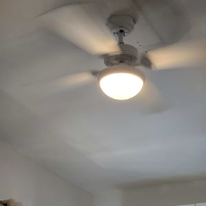 מאוורר תקרה מותקן בחדר עם ספרים