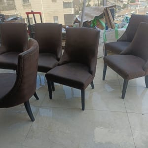 כיסאות חומים על מרפסת עם רצפת שיש
