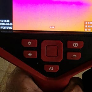 מצלמה תרמית מציגה תמונה צבעונית על המסך