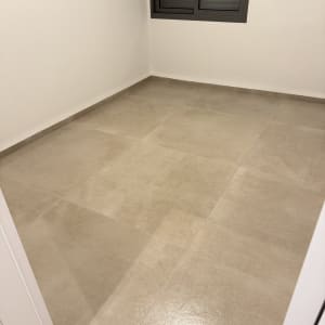 רצפה נקייה בחדר ריק עם חלון