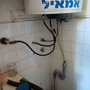 דוד שמש מותקן עם צינורות וחיבורים