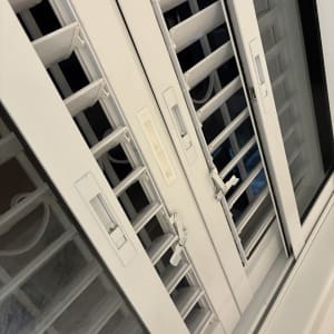 תריסים לבנים נקיים ומסודרים