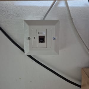 שקע רשת מותקן על קיר עם כבלים