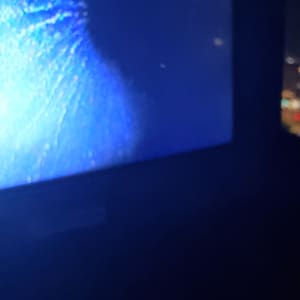 מסך עם תצוגה כחולה בהירה, חלקי תמונה לא ברורים