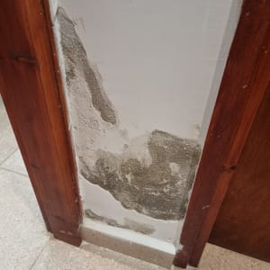 קיר עם טיח מתקלף ותיקון נדרש