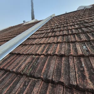 גג רעפים עם ציפוי מתכת בשולי הגג