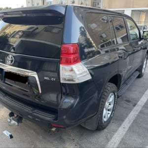 רכב חונה בחניון ללא אנשים או פרטים מזהים