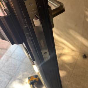 מנעול דלת וכלי עבודה על הרצפה