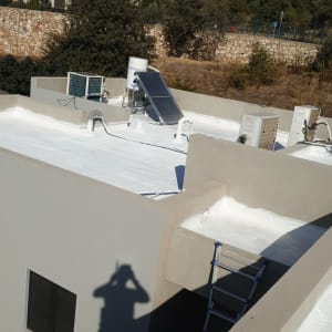 גג אטום בלבן עם ציוד סולארי ומזגנים