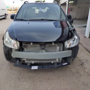 רכב ללא פגוש קדמי במוסך לתיקון