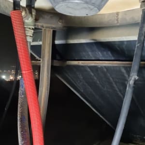 חוטים צבעוניים מחוברים למכשיר חשמלי עגול