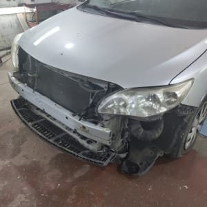 רכב ללא פגוש קדמי בתיקון במוסך