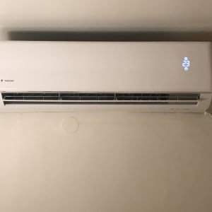 מזגן קיר עם תצוגת טמפרטורה 23 מעלות