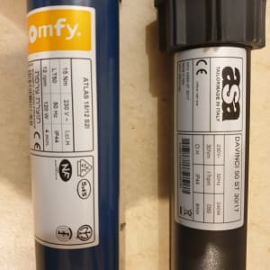 שני מנועים חשמליים לתריסים עם תוויות טכניות