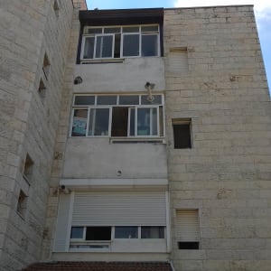 גג רעפים חום עם מרזב לבן