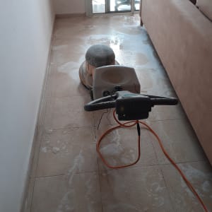 מכונת ניקוי רצפה עם סבון על הרצפה