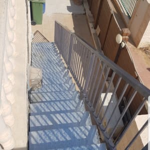 מעקה מתכת לאורך מדרגות חיצוניות