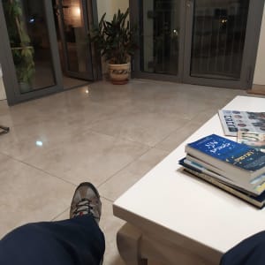 רצפת שיש חדשה ודלתות זכוכית משופצות