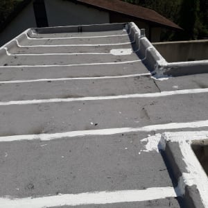 גג אטום עם קווים לבנים לאיטום