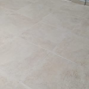 רצפה נקייה עם כבל חשמל על הרצפה