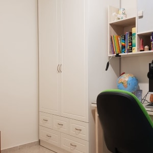 ארון לבן עם דלתות ומגירות