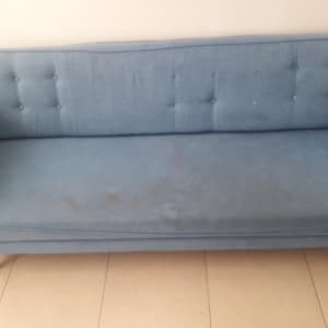 ספה כחולה עם כתמים על המושב