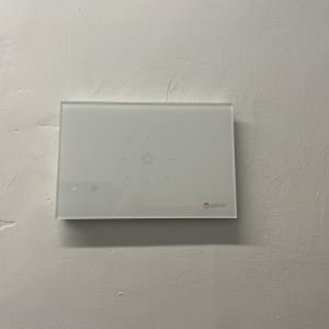 מתג חשמלי חכם עם חיבור Wi-Fi על קיר