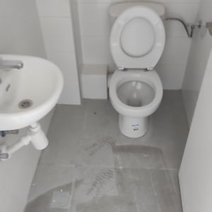 שירותים עם כיור ורצפה מלוכלכת