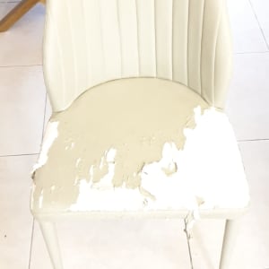 כיסא עם ריפוד מתקלף בחלקו העליון