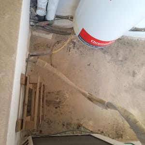 דוד שמש עם צינורות מים וחיבורים